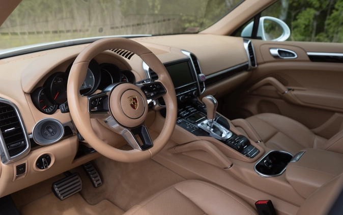 Porsche Cayenne cena 199800 przebieg: 215000, rok produkcji 2015 z Warszawa małe 742